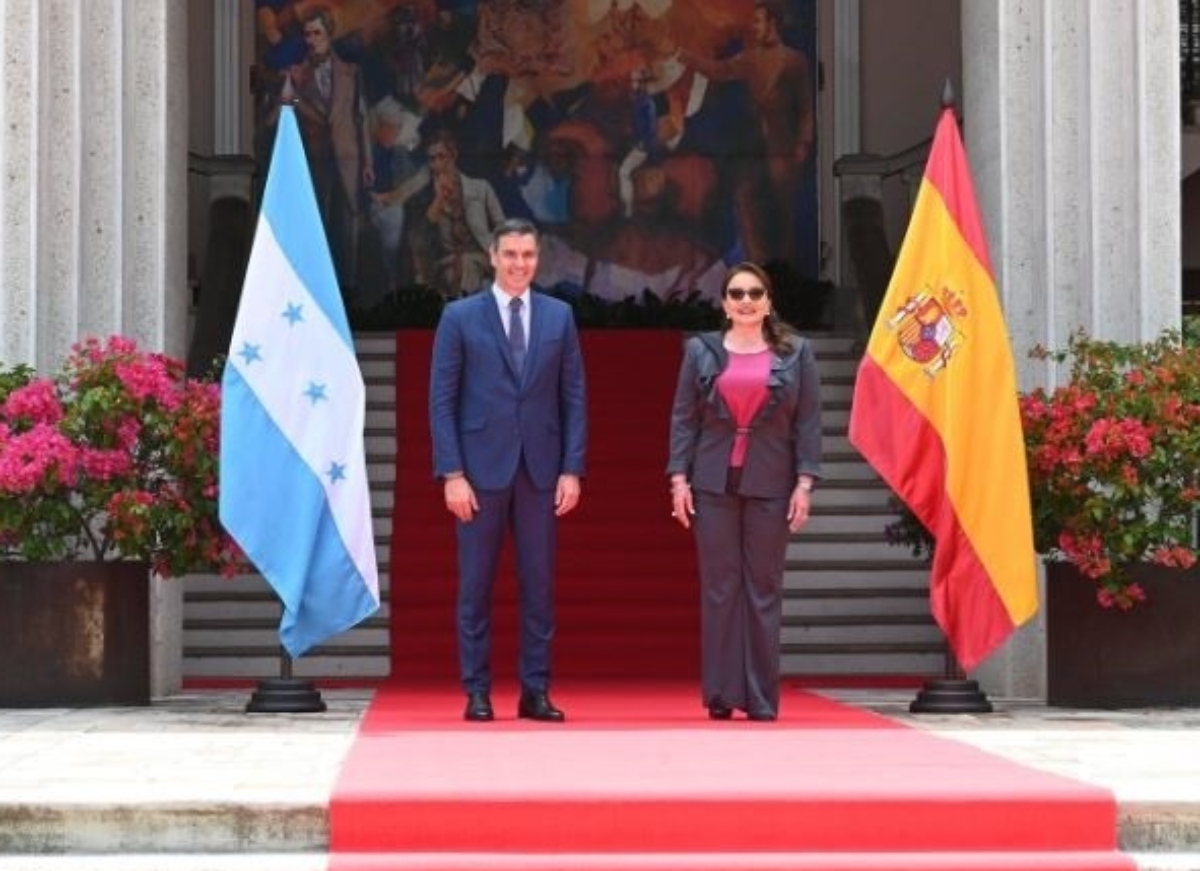 Pedro Sánchez con la presidenta de Honduras