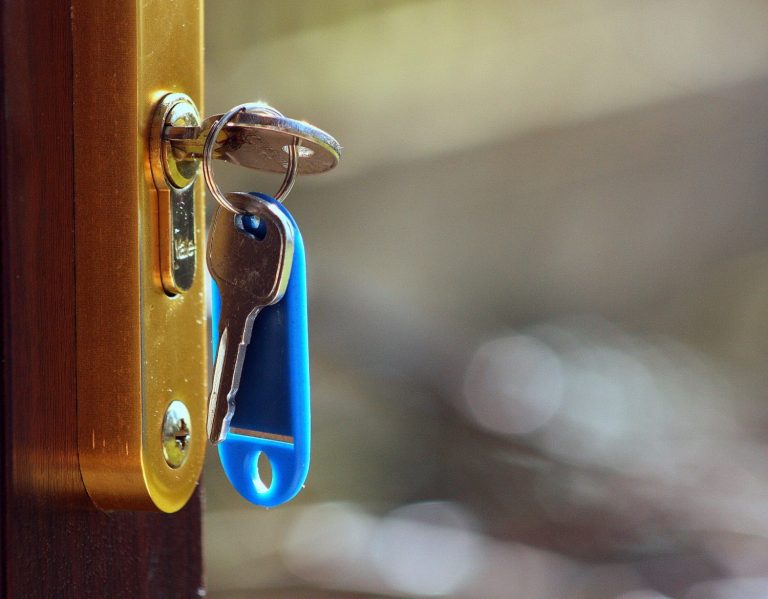 Cómo abrir la cerradura de tu casa si te has dejado las llaves puestas 