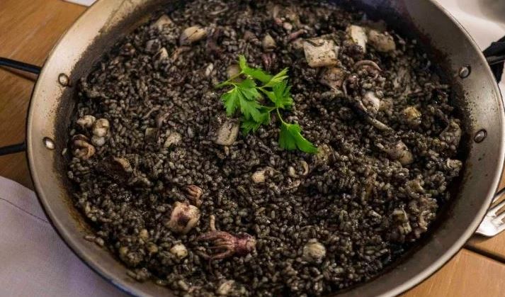 Así se hace el arroz negro con chipirones más rico, fácil y rápido que vas a probar 