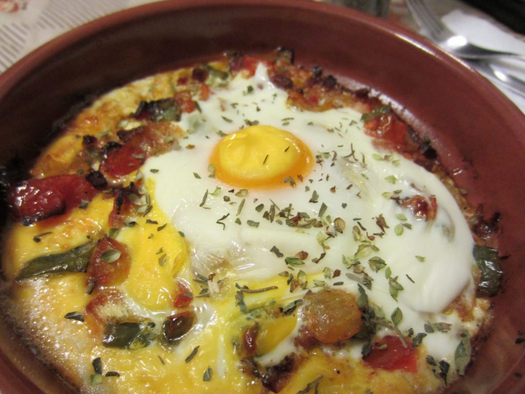 Huevos al plato: cómo hacerlos perfectos y en menos de cinco minutos 1 Moncloa huevo frito plato Moncloa