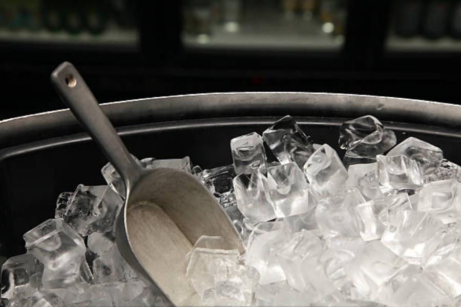 Usar agua mineral para hacer hielo