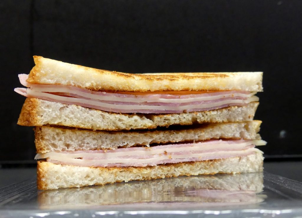 sandwich mixto1 Moncloa