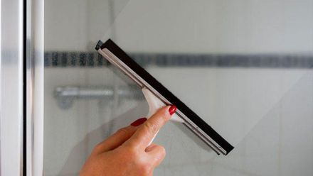 El producto de Ikea que limpia la mampara de la ducha de una sola pasada 