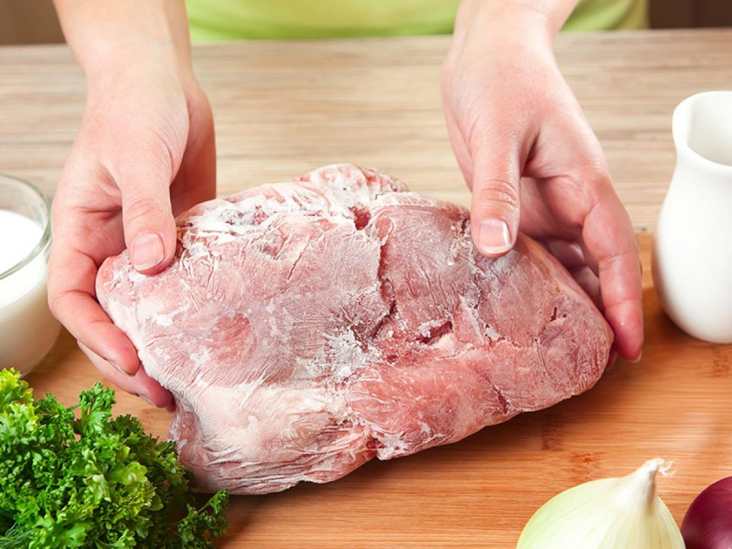 El truco infalible para descongelar la carne en cinco minutos sin microondas 