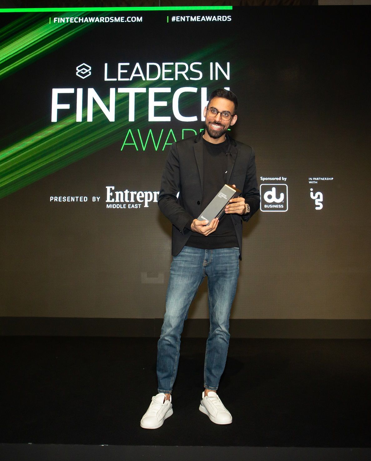 1. Mani Thawani CEO y fundador de Mundo Crypto con el premio Moncloa