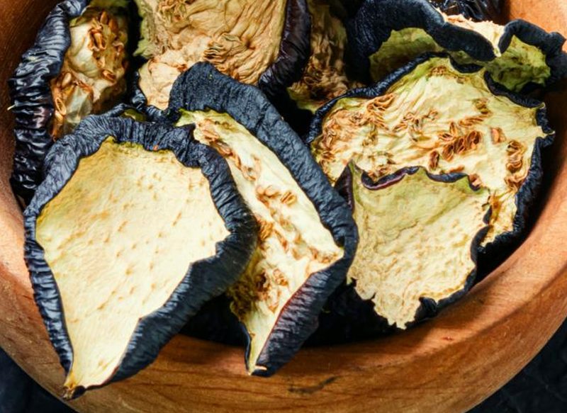 Chips de berenjena: una guarnición más rica que las patatas fritas