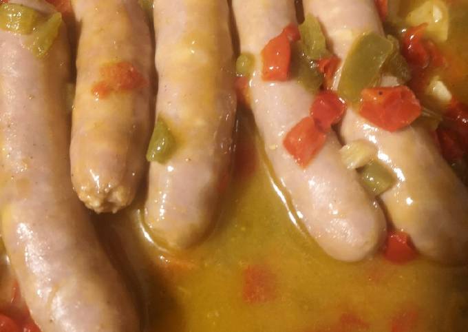 Longanizas al vino: Siempre es importante pinchar las salchichas