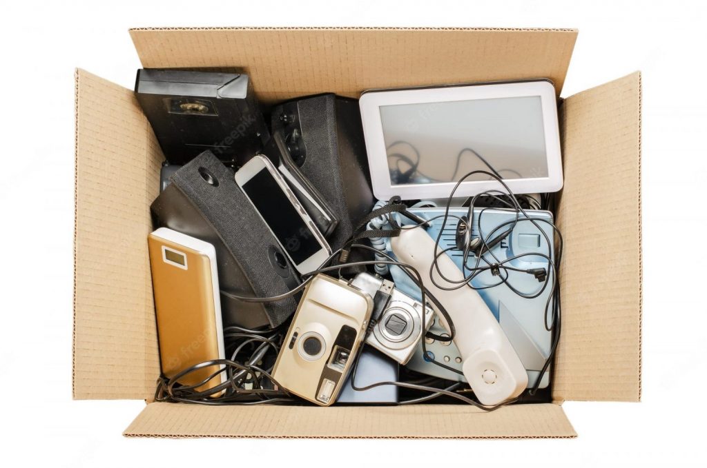 viejos dispositivos electronicos caja carton concepto reciclaje eliminacion desechos electronicos aislado blanco 76255 2298 Moncloa