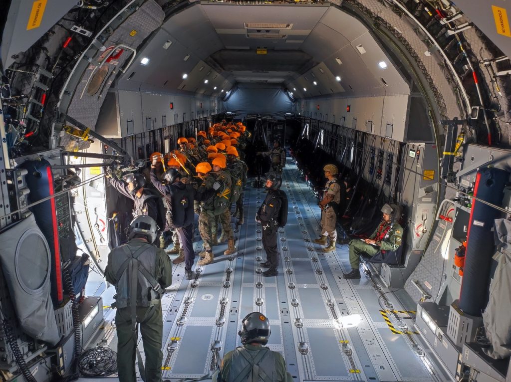 <strong>El Ejército del Aire volverá a poder lanzar paracaidistas de forma masiva en automático, tras solucionar el A400M el problema</strong> 1 Moncloa 1665167732267 Moncloa