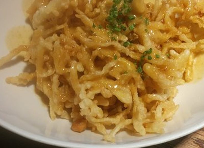 PASOS FINALES DE LA PREPARACIÓN DE LAS PATATAS EN TEMPURA CON SALSA