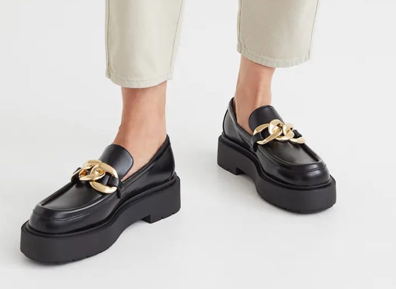 MOCASINES DE SUELA GRUESA CON CADENA DE H&M