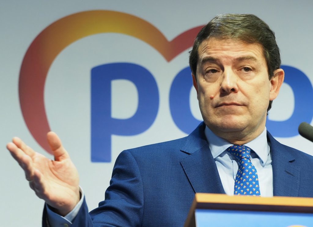 El líder del PP de Castilla y León ralentiza la puesta en marcha de los acuerdos de Gobierno con Vox