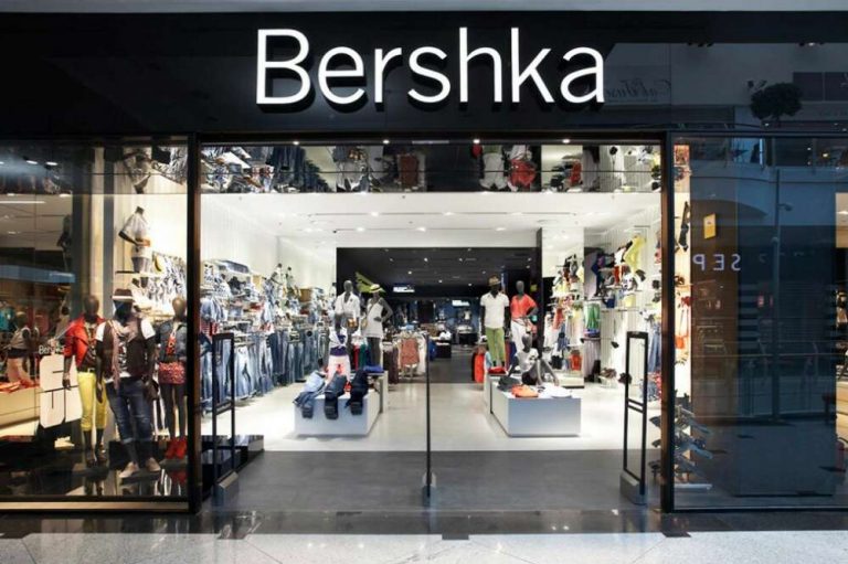 La blazer efecto piel de Bershka que sirve de abrigo por solo 25 euros