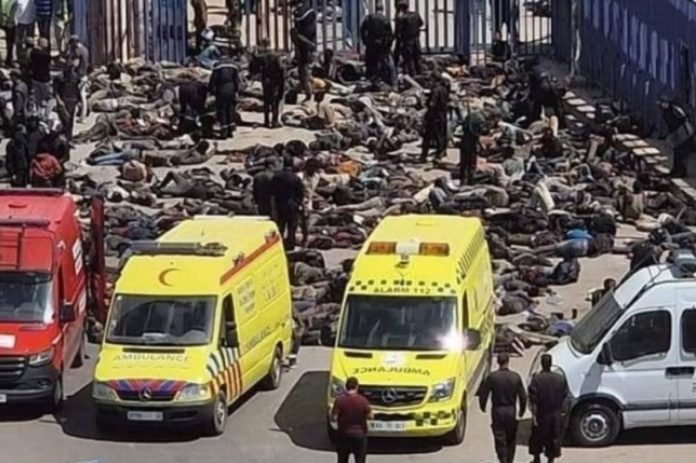 Migrantes intentando entrar a España
