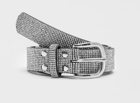 Cinturón plateado con strass