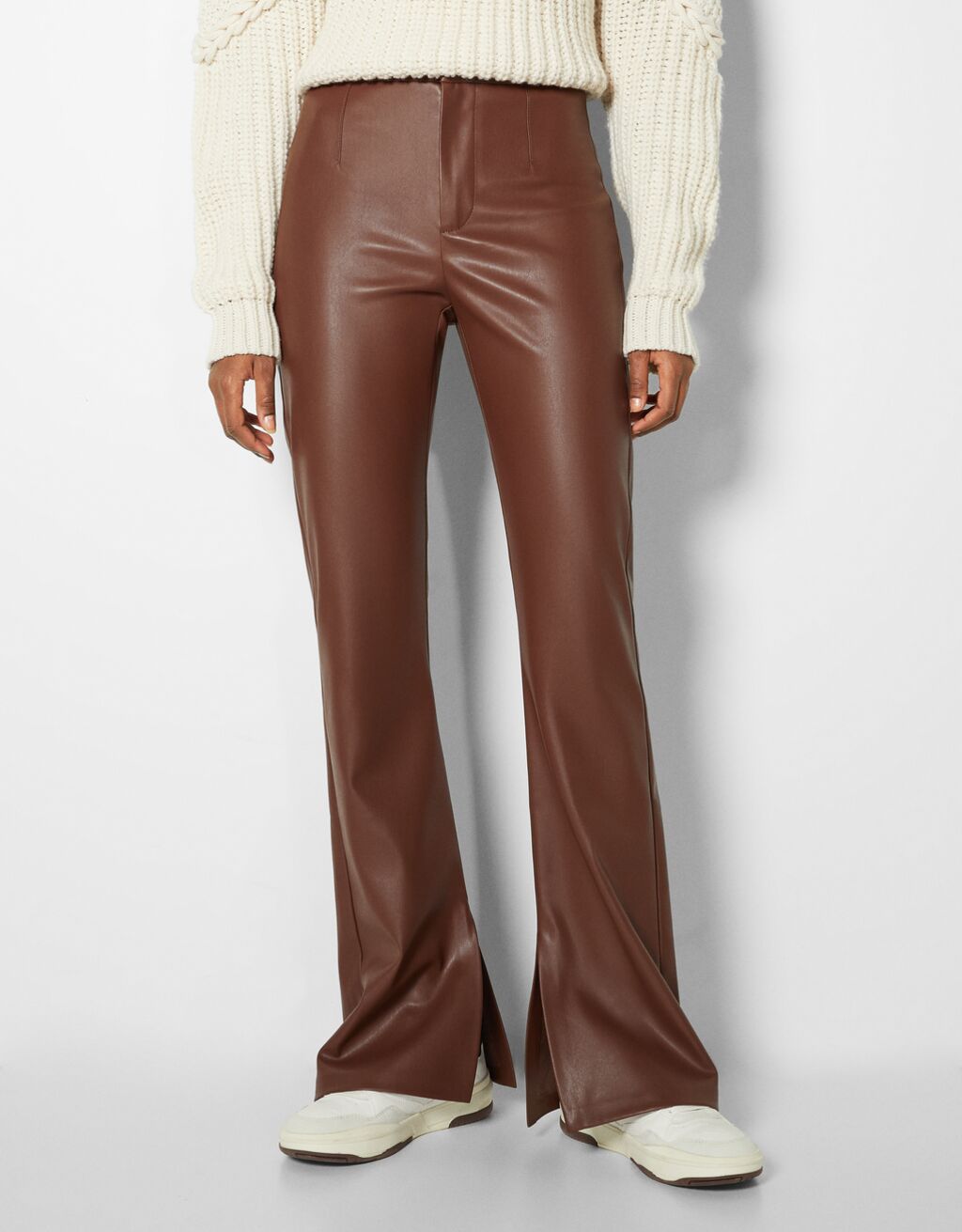 pantalon efecto piel bershka
