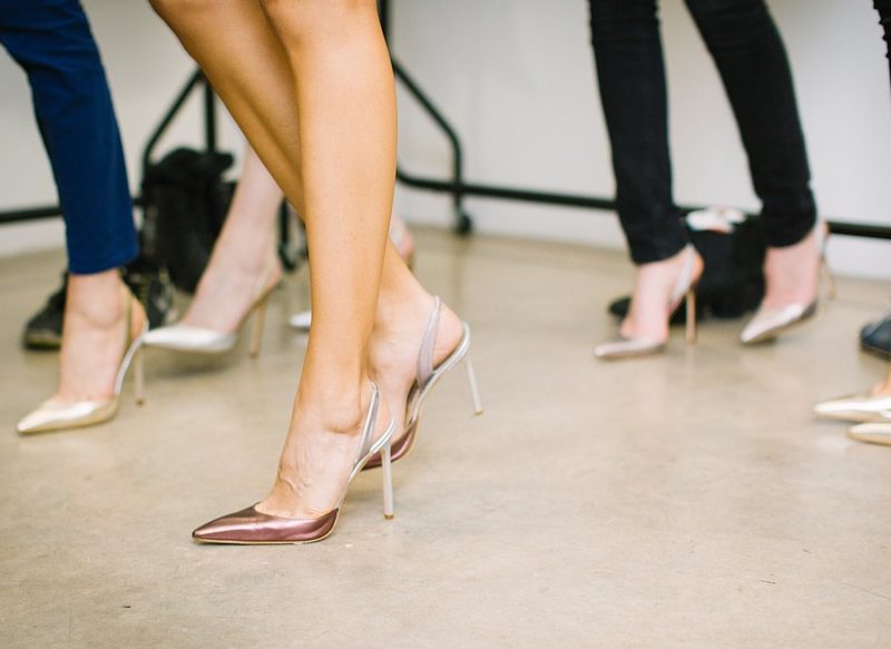 EL TRUCO PARA AGUANTAR CON TACONES MUY ALTOS