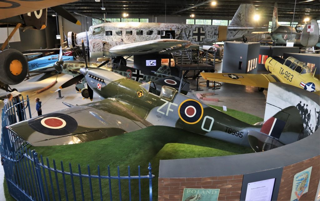 Los míticos cazas Spitfire y Messerschmitt Me-109 se juntan en el Museo polaco de Cracovia 4 Moncloa 1 Spitfire Moncloa