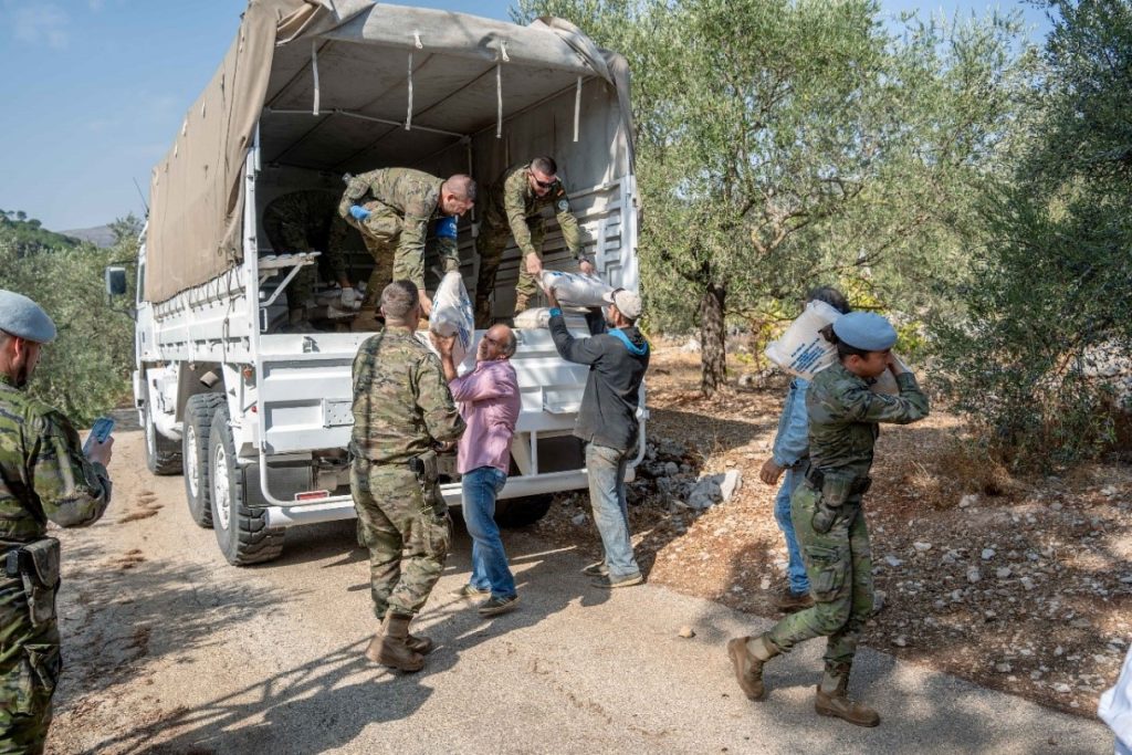 <strong>Nuevo despliegue de la Legión en el Líbano, el mítico cuerpo que quiso disolver la izquierda</strong> 4 Moncloa 221102 donaciones libano 02 Moncloa