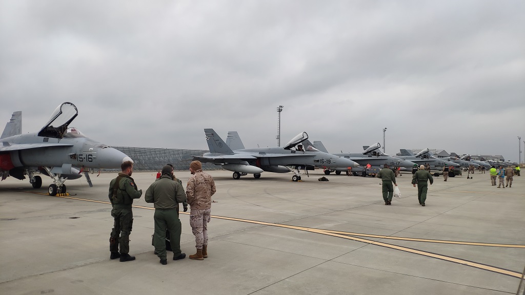 <strong>Los veteranos aviones de combate EF-18 españoles apuntalan el flanco este de la OTAN</strong> 3 Moncloa 251122 F18 foto3 espanoles en parking Fetesti con F1a 1 Moncloa