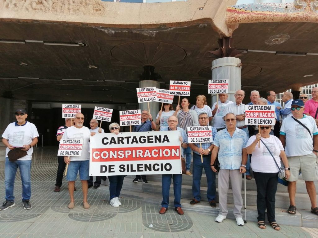 Protesta de trabajadores y extrabajadores de Navantia y Repsol enfermos por amianto en Cartagena (Murcia) | APENA