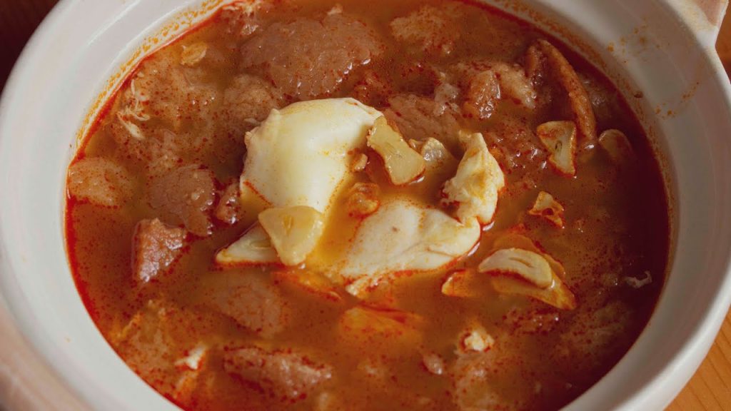 Sopa de ajo con jamón: el plato que le da mil vueltas a la sopa castellana