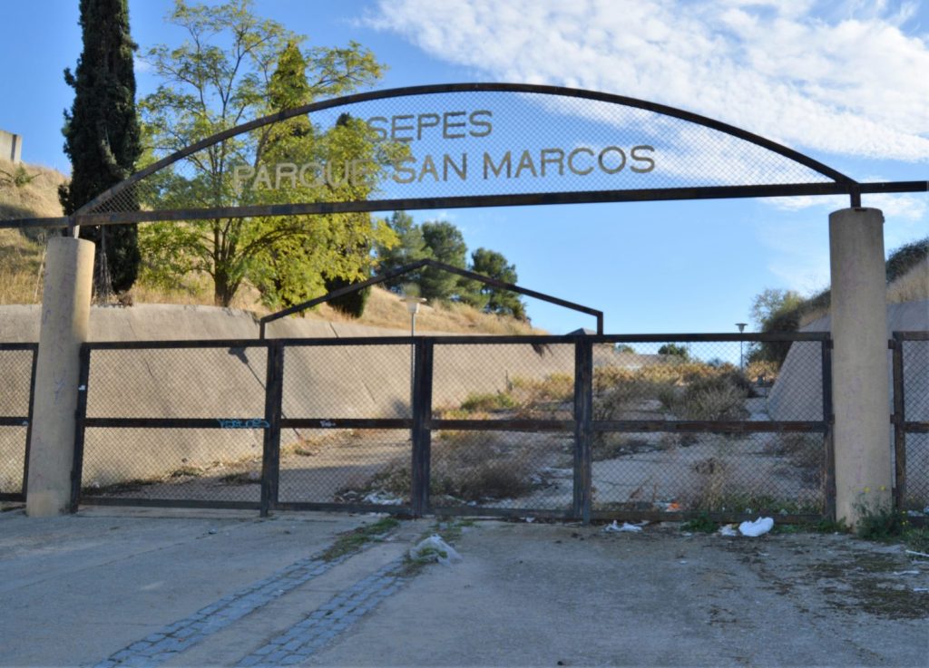 Entrada al Parque de San Marcos de Getafe Madrid construido sobre un vertedero de fibrocemento de amianto MGR Moncloa