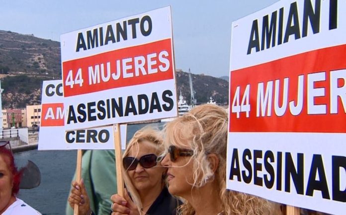Concentración de familiares de fallecidas por amianto en Cartagena (2017) | Europa Press