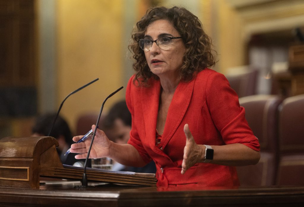 María Jesús Montero fijó un tributo del 1,2% sobre los ingresos extraordinarios de las energéticas