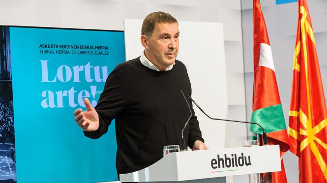 El líder de EH Bildu, Arnaldo Otegi, cree que la implantación generalizada del euskera en la educación es el primer paso para lograr la soberanía