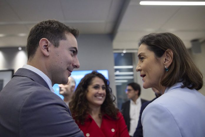 PSOE - Reyes Maroto charla con Juan Lobato en presencia de Enma López.