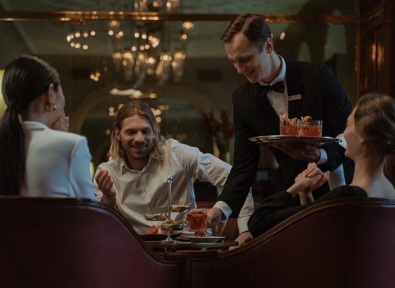 EVITA LLAMAR LA ATENCIÓN EN LA CENA DE TRABAJO