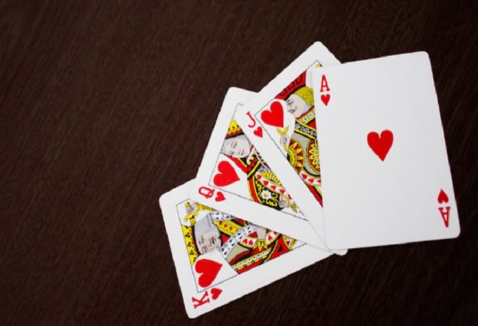 Cuatro cartas sobre una mesa