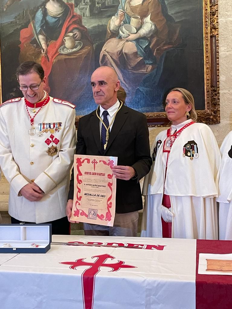 El Alcalde de Sevilla junto con el Gran Maestre y Ana de la Pea 002 Moncloa