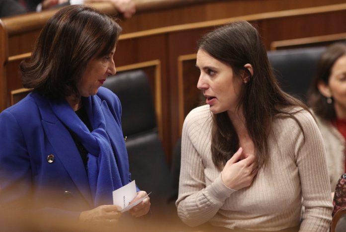 Margarita Robles e Irene Montero.