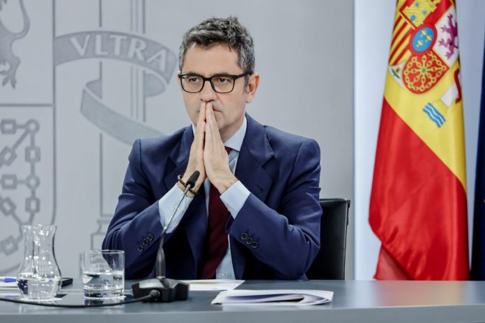 Ayuso devuelve el «golpe» al Gobierno para el homenaje a la Constitución
