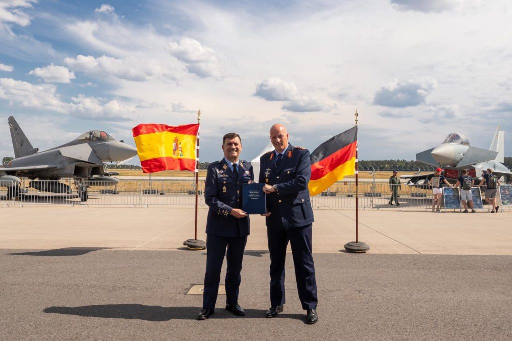 Pilotos alemanes se cualifican en el avión de combate Eurofighter en Sevilla 4 Moncloa FWMDMhgXoAIFhpa Moncloa