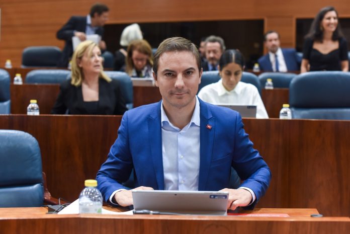 El enfado de Lobato: Compara a Ayuso con Vox| Foto: Europa Press