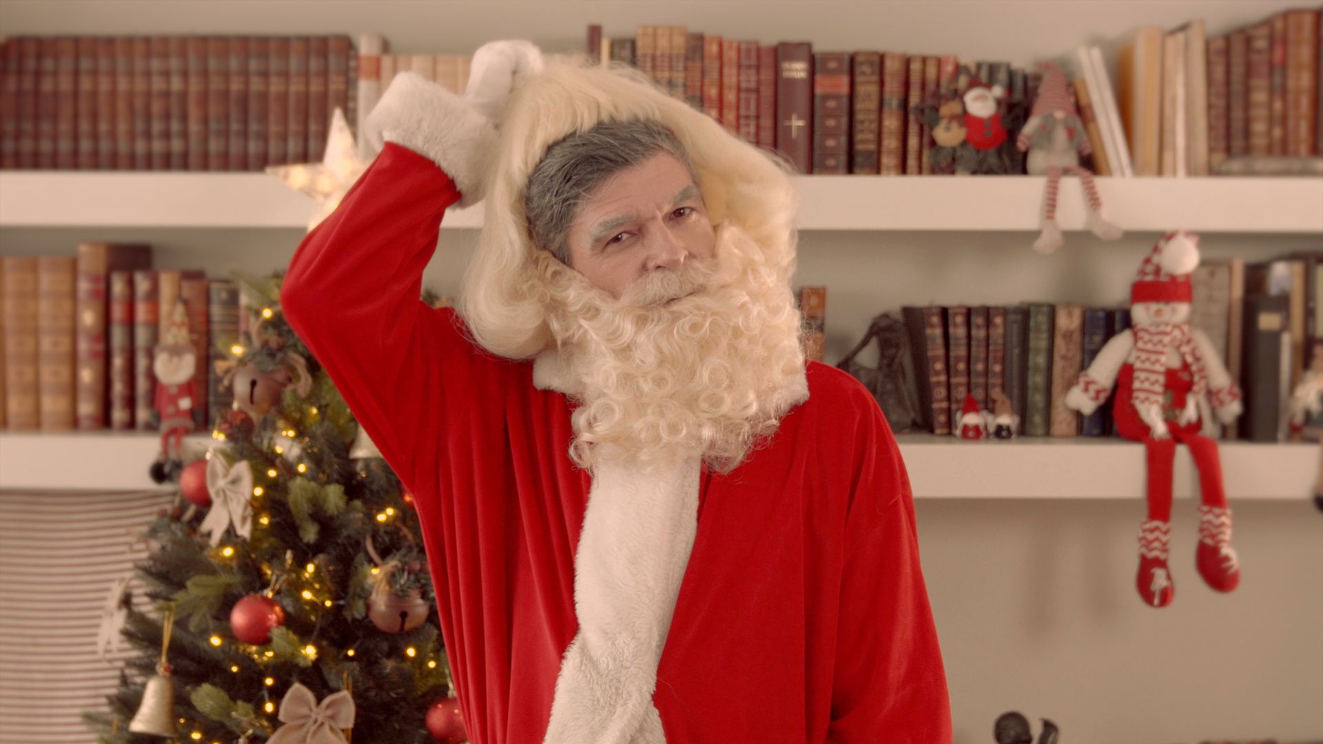 Nacho Guerreros "suplanta a Papá Noel" para advertir que las falsificaciones solo pueden decepcionar 1 Moncloa Nacho Guerreros Campana Andema OEPM Moncloa