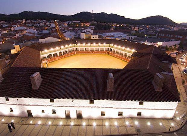 hotel plaza de toros de almaden
