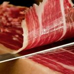 La ruta del jamón ibérico: 5 pueblos donde probarlo directamente de la bodega