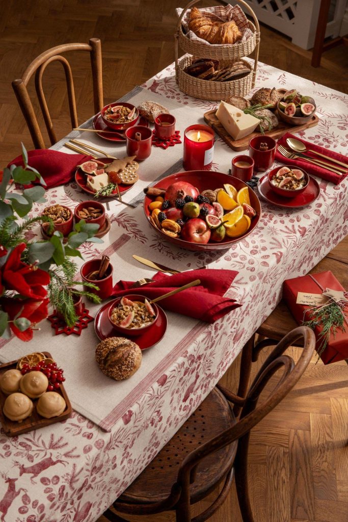 mesa navidad rojo hm home 1639130971 Moncloa