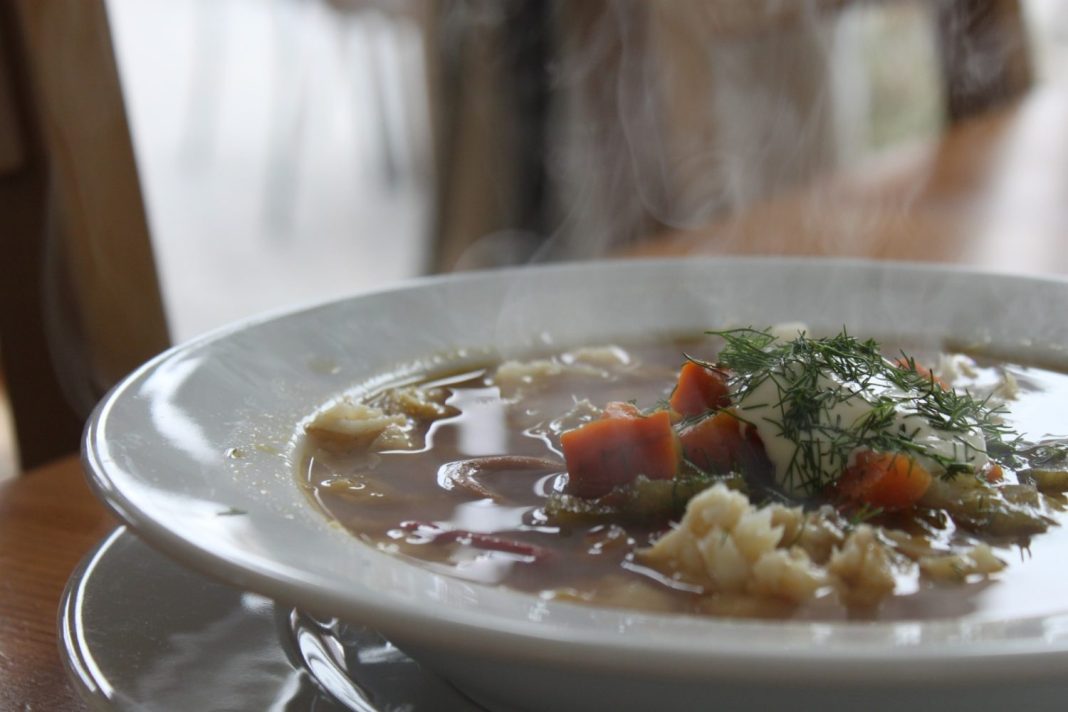 servir la sopa de pescado