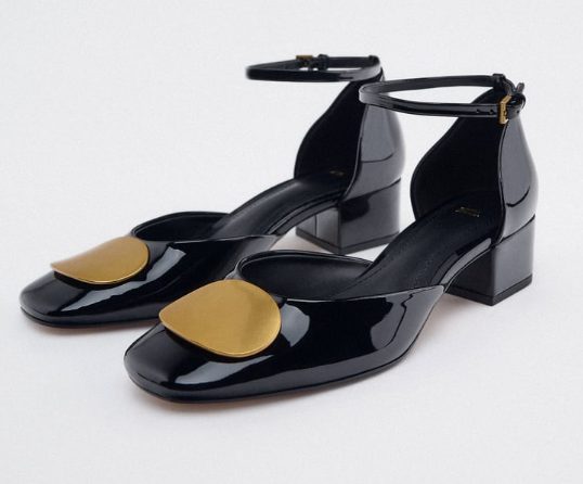 zapato con tacon ancho y adorno