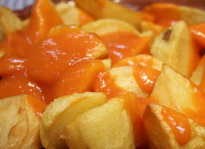 INGREDIENTES PARA PREPARAR LAS PATATAS BRAVAS CON SALCHICHAS