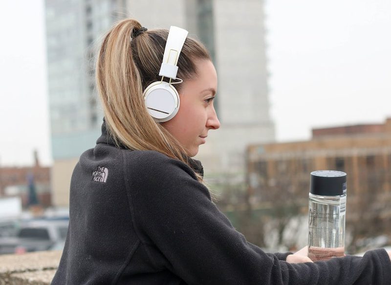 LOS AURICULARES, MUY HABITUALES EN NUESTRO DÍA A DÍA