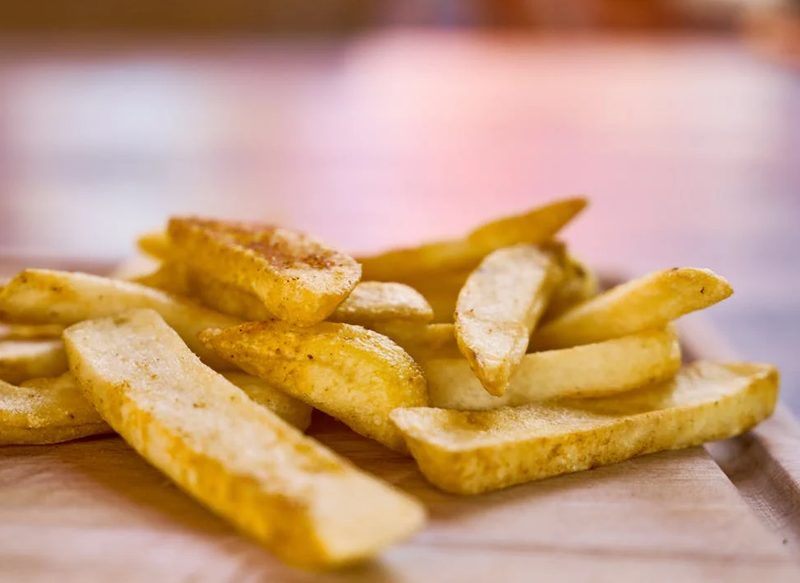Así puedes hacer unas crocantes patatas fritas en el microondas: ¡Dile adiós al aceite! 3 Moncloa Cómo preparar las patatas fritas sin aceite para que no engorden