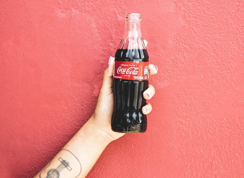 EL CONSUMO EXCESIVO DE COCA-COLA PUEDE PROVOCAR CEGUERA Y ALERGIA