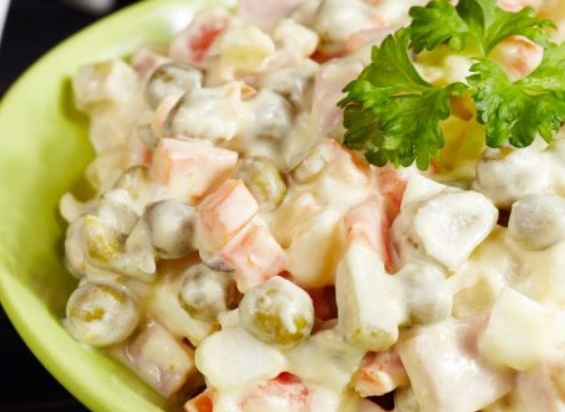 CONTINUANDO CON LA ELABORACIÓN DE LA ENSALADILLA RUSA CON AGUACATE