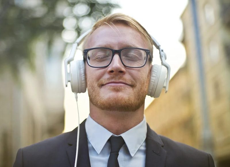 Así puedes oír música alta sin dañarte los oídos